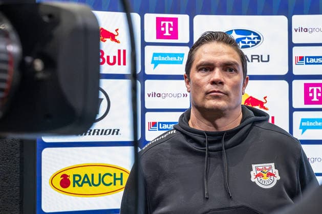 Neville Rautert (Managing Director Sports, EHC Red Bull Muenchen) beim Interview vor der Sponsorenwand GER, EHC Red Bull Muenchen, Eishockey, DEL, Open Locker Room, 14.09.2026. Foto: HMB Media Heike Feiner