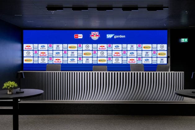 Die Buehne vor der Sponsorenwand im Presskonferenz - Raum GER, EHC Red Bull Muenchen, Eishockey, DEL, Open Locker Room, 14.09.2026. Foto: HMB Media Heike Feiner