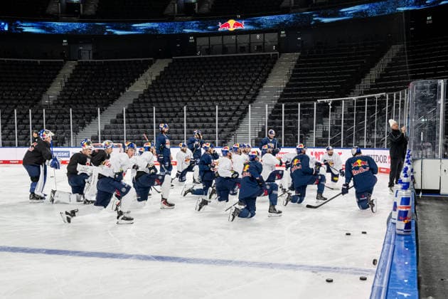 Max Kaltenhauser (Co-Trainer, EHC Red Bull Muenchen) erklaert den Spielern etwas an der Taktiktafel GER, EHC Red Bull Muenchen, Eishockey, Trainingssession vor dem DEL-Saisonstart, 14.09.2026. Foto: HMB Media Heike Feiner