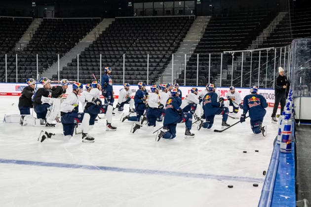Max Kaltenhauser (Co-Trainer, EHC Red Bull Muenchen) erklaert den Spielern etwas an der Taktiktafel GER, EHC Red Bull Muenchen, Eishockey, Trainingssession vor dem DEL-Saisonstart, 14.09.2026. Foto: HMB Media Heike Feiner