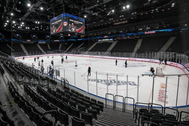 SAP Garden Totale mit Blick auf die Eisflaeche im Bowl mit dem Trainingsbetrieb GER, EHC Red Bull Muenchen, Eishockey, Trainingssession vor dem DEL-Saisonstart, 14.09.2026. Foto: HMB Media Heike Feiner