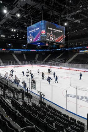 SAP Garden Totale mit Blick auf die Eisflaeche im Bowl mit dem Trainingsbetrieb GER, EHC Red Bull Muenchen, Eishockey, Trainingssession vor dem DEL-Saisonstart, 14.09.2026. Foto: HMB Media Heike Feiner