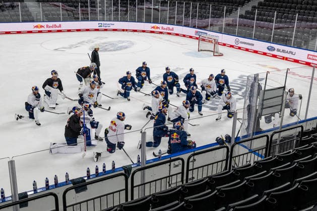 Die Spieler lauschen Oliver David (Chef-Trainer, EHC Red Bull Muenchen), der an der Taktiktafel etwas erklaert GER, EHC Red Bull Muenchen, Eishockey, Trainingssession vor dem DEL-Saisonstart, 14.09.2026. Foto: HMB Media Heike Feiner