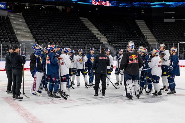 Oliver David (Chef-Trainer, EHC Red Bull Muenchen) hat sein Team um sich versammelt GER, EHC Red Bull Muenchen, Eishockey, Trainingssession vor dem DEL-Saisonstart, 14.09.2026. Foto: HMB Media Heike Feiner