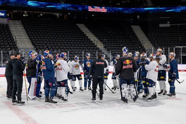 Oliver David (Chef-Trainer, EHC Red Bull Muenchen) hat sein Team um sich versammelt GER, EHC Red Bull Muenchen, Eishockey, Trainingssession vor dem DEL-Saisonstart, 14.09.2026. Foto: HMB Media Heike Feiner