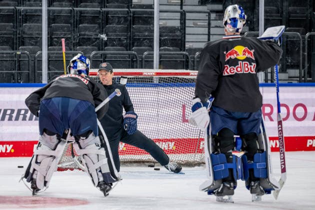 Dimitri Paetzold (Co-Trainer, EHC Red Bull Muenchen) bei der Arbeit mit den Torhuetern GER, EHC Red Bull Muenchen, Eishockey, Trainingssession vor dem DEL-Saisonstart, 14.09.2026. Foto: HMB Media Heike Feiner
