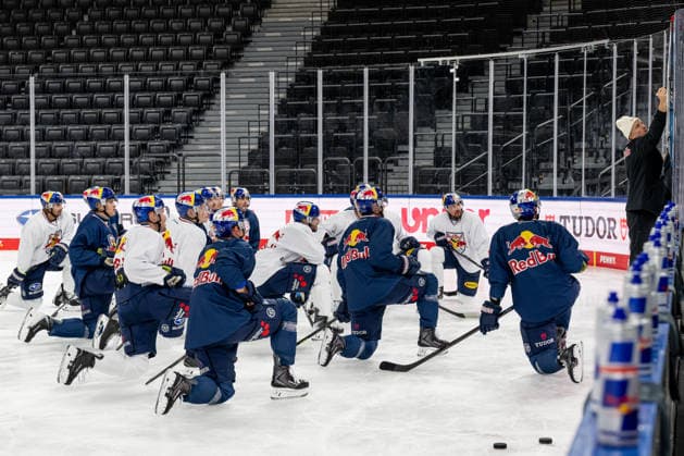 Max Kaltenhauser (Co-Trainer, EHC Red Bull Muenchen) erklaert den Spielern etwas an der Taktiktafel GER, EHC Red Bull Muenchen, Eishockey, Trainingssession vor dem DEL-Saisonstart, 14.09.2026. Foto: HMB Media Heike Feiner
