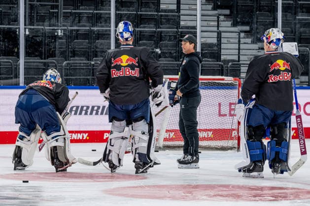 Dimitri Paetzold (Co-Trainer, EHC Red Bull Muenchen) bei der Arbeit mit den Torhuetern GER, EHC Red Bull Muenchen, Eishockey, Trainingssession vor dem DEL-Saisonstart, 14.09.2026. Foto: HMB Media Heike Feiner