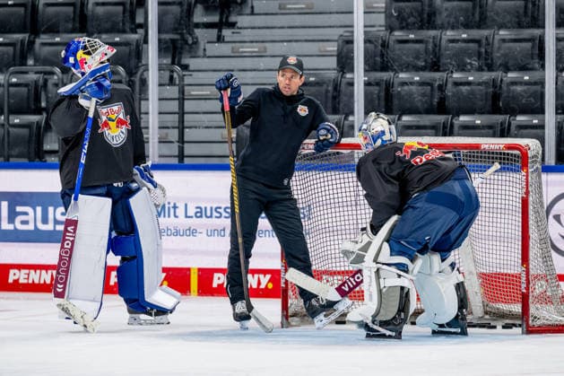 Dimitri Paetzold (Co-Trainer, EHC Red Bull Muenchen) bei der Arbeit mit den Torhuetern GER, EHC Red Bull Muenchen, Eishockey, Trainingssession vor dem DEL-Saisonstart, 14.09.2026. Foto: HMB Media Heike Feiner