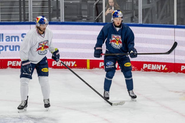 Markus Eisenschmid (EHC Red Bull Muenchen, 11) und Dominik Kahun (EHC Red Bull Muenchen, 21) GER, EHC Red Bull Muenchen, Eishockey, Trainingssession vor dem DEL-Saisonstart, 14.09.2026. Foto: HMB Media Heike Feiner