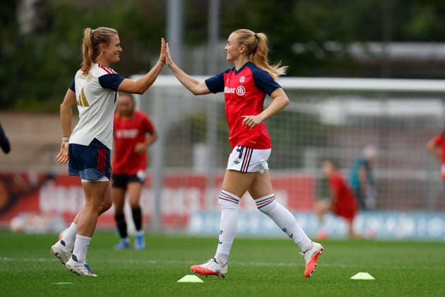 Fußball I Frauen I Saison 2026-2027 I Bundesliga I 4. Spieltag I Bayer 04 Leverkusen - FC Bayern München I 14.09.2026 Glodis Perla Viggosdottir (4, FC Bayern München) Läuft ein zum aufwärmen und klatscht ab. Leverkusen Ulrich-Haberland-Stadion Nordrhein-Westfalen Deutschland