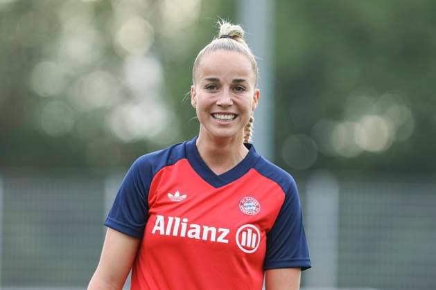 Giulia Gwinn (FC Bayern Muenchen) lacht waehrend des Spiels der Frauen Bundesliga zwischen Bayer 04 Leverkusen und FC Bayern Muenchen, Ulrich-Haberland-Stadion am 14. September 2026 in Leverkusen, Deutschland. (Foto von Oliver Kaelke DeFodi Images) +++ Giulia Gwinn (FC Bayern Muenchen) laughs during the Bundesliga match between Bayer 04 Leverkusen and FC Bayern Muenchen at Ulrich-Haberland-Stadion on September 14, 2026 in Leverkusen, Germany. (Photo by Oliver Kaelke DeFodi Images) DFB DFL REGULATIONS PROHIBIT ANY USE OF PHOTOGRAPHS AS IMAGE SEQUENCES AND OR QUASI-VIDEO. (Photo by Oliver Kaelke DeFodi Images) -
