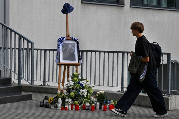 Zemrel byvaly fotbalovy brankar a sef sportovniho useku Baniku Ostrava Ludek Miklosko, 14. zari 2026, Ostrava. Na snimku je pietni misto u stadionu na Bazalech. (CTKxPhoto JaroslavxOzana) CTKPhotoP2026091405958  CTKPhotoP2026091405958