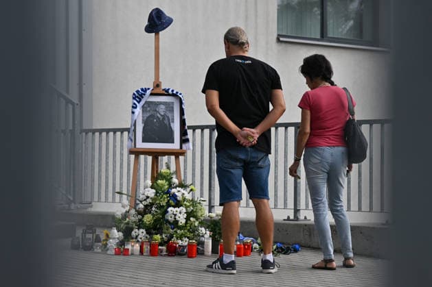 Zemrel byvaly fotbalovy brankar a sef sportovniho useku Baniku Ostrava Ludek Miklosko, 14. zari 2026, Ostrava. Na snimku je pietni misto u stadionu na Bazalech. (CTKxPhoto JaroslavxOzana) CTKPhotoP2026091405959  CTKPhotoP2026091405959