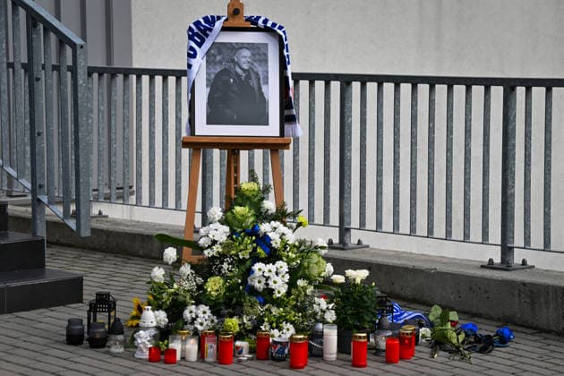 Zemrel byvaly fotbalovy brankar a sef sportovniho useku Baniku Ostrava Ludek Miklosko, 14. zari 2026, Ostrava. Na snimku je pietni misto u stadionu na Bazalech. (CTKxPhoto JaroslavxOzana) CTKPhotoP2026091405966  CTKPhotoP2026091405966