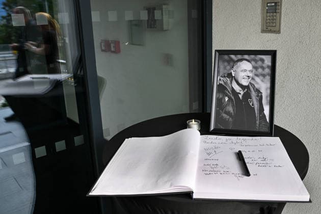 Zemrel byvaly fotbalovy brankar a sef sportovniho useku Baniku Ostrava Ludek Miklosko, 14. zari 2026, Ostrava. Na snimku je kondolencni kniha u pietniho mista u stadionu na Bazalech. (CTKxPhoto JaroslavxOzana) CTKPhotoP2026091405967  CTKPhotoP2026091405967