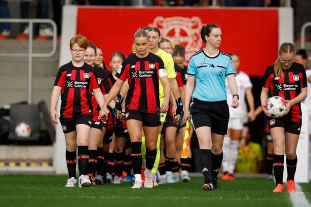 Fußball I Frauen I Saison 2026-2027 I Bundesliga I 4. Spieltag I Bayer 04 Leverkusen - FC Bayern München I 14.09.2026 Cornelia Kramer (7, Bayer 04 Leverkusen) läuft mit ihrem Team ein. Leverkusen Ulrich-Haberland-Stadion Nordrhein-Westfalen Deutschland