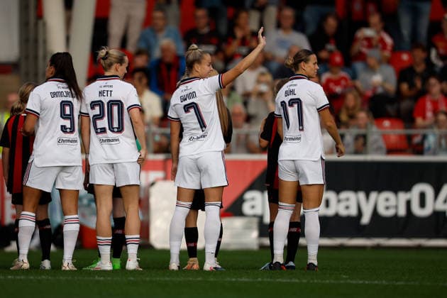 Fußball I Frauen I Saison 2026-2027 I Bundesliga I 4. Spieltag I Bayer 04 Leverkusen - FC Bayern München I 14.09.2026 Giulia Gwinn (7, FC Bayern München) grüßt die Fans beim einlaufen mit ihrer Mannschaft. Winken Leverkusen Ulrich-Haberland-Stadion Nordrhein-Westfalen Deutschland