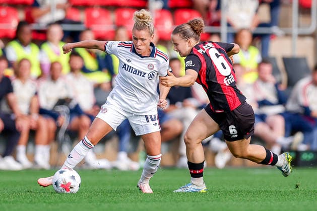 14.09.2026, Fußball, 1. Frauen Bundesliga, Bayer 04 Leverkusen - FC Bayern München, 4. Spieltag, Ulrich-Haberland-Stadion, Saison 2026 27: Linda Dallmann (FC Bayern München 10) im Zweikampf gegen Paulina Platner (Bayer 04 Leverkusen 06) DFB regulations prohibit any use of photographs as image sequences and or quasi-video. Nordrhein-Westfalen Deutschland