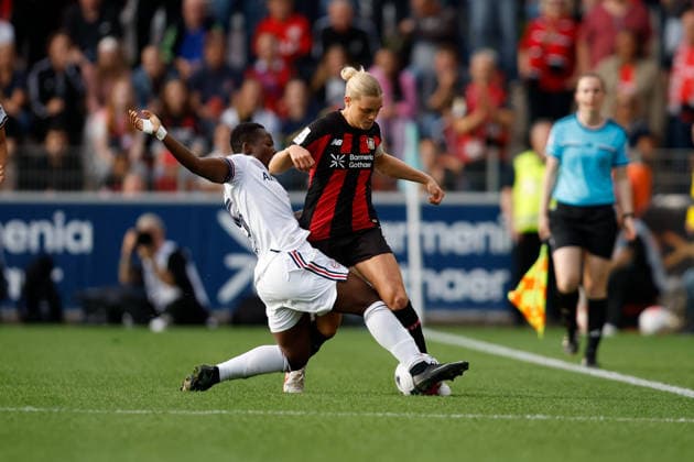 Fußball I Frauen I Saison 2026-2027 I Bundesliga I 4. Spieltag I Bayer 04 Leverkusen - FC Bayern München I 14.09.2026 Bernadette Amani (15, FC Bayern München) Cornelia Kramer (7, Bayer 04 Leverkusen) im Zweikampf Leverkusen Ulrich-Haberland-Stadion Nordrhein-Westfalen Deutschland