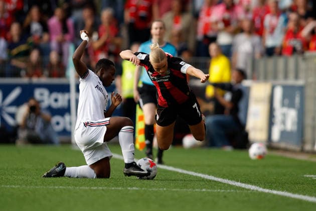 Fußball I Frauen I Saison 2026-2027 I Bundesliga I 4. Spieltag I Bayer 04 Leverkusen - FC Bayern München I 14.09.2026 Bernadette Amani (15, FC Bayern München) Cornelia Kramer (7, Bayer 04 Leverkusen) im Zweikampf Leverkusen Ulrich-Haberland-Stadion Nordrhein-Westfalen Deutschland