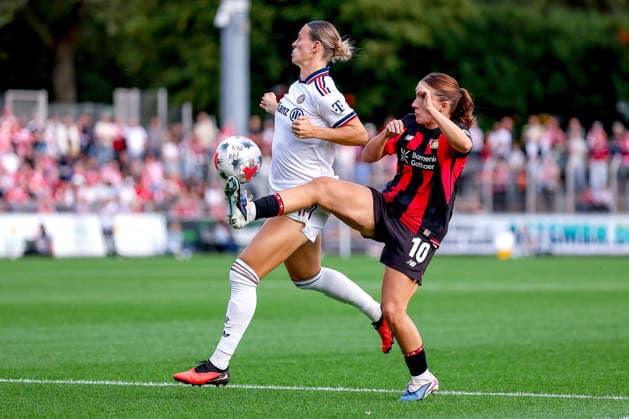 14.09.2026, Fußball, 1. Frauen Bundesliga, Bayer 04 Leverkusen - FC Bayern München, 4. Spieltag, Ulrich-Haberland-Stadion, Saison 2026 27: Klara Bühl (FC Bayern München 17) im Zweikampf gegen Estrella Merino (Bayer 04 Leverkusen 10) DFB regulations prohibit any use of photographs as image sequences and or quasi-video. Nordrhein-Westfalen Deutschland