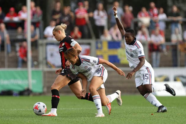 Cornelia Kramer (Bayer 04 Leverkusen) und Momoko Tanikawa (FC Bayern Muenchen) im Zweikampf waehrend des Spiels der Frauen Bundesliga zwischen Bayer 04 Leverkusen und FC Bayern Muenchen, Ulrich-Haberland-Stadion am 14. September 2026 in Leverkusen, Deutschland. (Foto von Oliver Kaelke DeFodi Images) +++ Cornelia Kramer (Bayer 04 Leverkusen) und Momoko Tanikawa (FC Bayern Muenchen) battle for the ball during the Bundesliga match between Bayer 04 Leverkusen and FC Bayern Muenchen at Ulrich-Haberland-Stadion on September 14, 2026 in Leverkusen, Germany. (Photo by Oliver Kaelke DeFodi Images) DFB DFL REGULATIONS PROHIBIT ANY USE OF PHOTOGRAPHS AS IMAGE SEQUENCES AND OR QUASI-VIDEO. (Photo by Oliver Kaelke DeFodi Images) -
