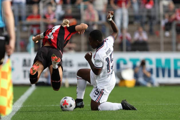 Giulia Gwinn (FC Bayern Muenchen) und Bernadette Kakounan Amani (FC Bayern Muenchen) im Zweikampf waehrend des Spiels der Frauen Bundesliga zwischen Bayer 04 Leverkusen und FC Bayern Muenchen, Ulrich-Haberland-Stadion am 14. September 2026 in Leverkusen, Deutschland. (Foto von Oliver Kaelke DeFodi Images) +++ Giulia Gwinn (FC Bayern Muenchen) und Bernadette Kakounan Amani (FC Bayern Muenchen) battle for the ball during the Bundesliga match between Bayer 04 Leverkusen and FC Bayern Muenchen at Ulrich-Haberland-Stadion on September 14, 2026 in Leverkusen, Germany. (Photo by Oliver Kaelke DeFodi Images) DFB DFL REGULATIONS PROHIBIT ANY USE OF PHOTOGRAPHS AS IMAGE SEQUENCES AND OR QUASI-VIDEO. (Photo by Oliver Kaelke DeFodi Images) -