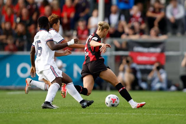 Fußball I Frauen I Saison 2026-2027 I Bundesliga I 4. Spieltag I Bayer 04 Leverkusen - FC Bayern München I 14.09.2026 Bernadette Amani (15, FC Bayern München) Momoko Tanikawa (18, FC Bayern München) Cornelia Kramer (7, Bayer 04 Leverkusen) im Zweikampf Leverkusen Ulrich-Haberland-Stadion Nordrhein-Westfalen Deutschland