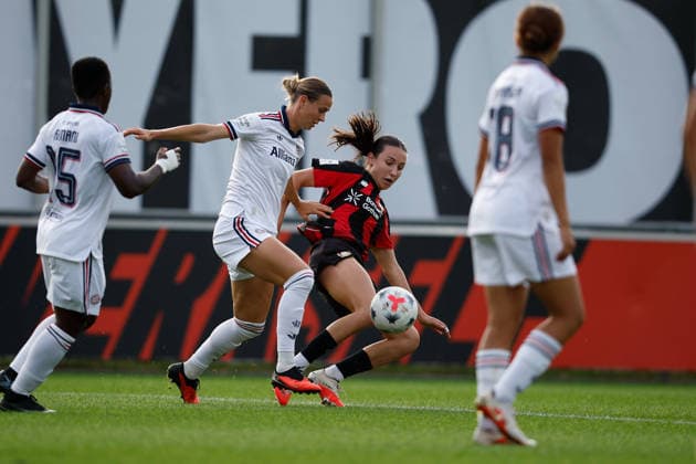 Fußball I Frauen I Saison 2026-2027 I Bundesliga I 4. Spieltag I Bayer 04 Leverkusen - FC Bayern München I 14.09.2026 Klara Bühl (17, FC Bayern München) und Loreen Bender (19, Bayer 04 Leverkusen) im Zweikampf Leverkusen Ulrich-Haberland-Stadion Nordrhein-Westfalen Deutschland
