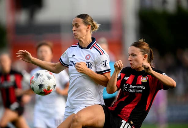 (l-r) Klara Bühl (M), Merino Gonzalez Estrella (LEV) Aktion, Zweikampf, Fussball Google Pixel Frauen 1. Bundesliga, 4. Spieltag, Bayer 04 Leverkusen (LEV) - FC Bayern München (M), am 14.09.2026 in Leverkusen Deutschland Ulrich-Haberland-Stadion