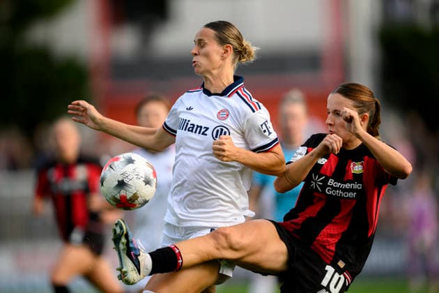 (l-r) Klara Bühl (M), Merino Gonzalez Estrella (LEV) Aktion, Zweikampf, Fussball Google Pixel Frauen 1. Bundesliga, 4. Spieltag, Bayer 04 Leverkusen (LEV) - FC Bayern München (M), am 14.09.2026 in Leverkusen Deutschland Ulrich-Haberland-Stadion