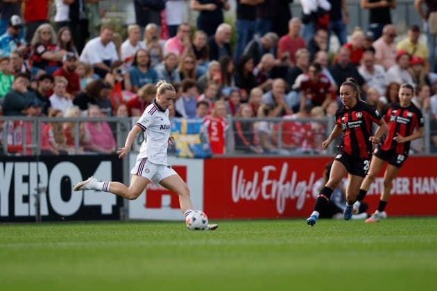 Fußball I Frauen I Saison 2026-2027 I Bundesliga I 4. Spieltag I Bayer 04 Leverkusen - FC Bayern München I 14.09.2026 Franziska Kett (20, FC Bayern München) schießt den Ball in den Strafraum Leverkusen Ulrich-Haberland-Stadion Nordrhein-Westfalen Deutschland