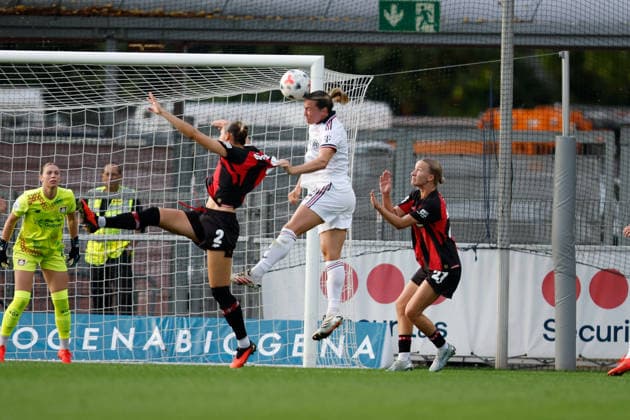 Fußball I Frauen I Saison 2026-2027 I Bundesliga I 4. Spieltag I Bayer 04 Leverkusen - FC Bayern München I 14.09.2026 Vanessa Gilles (2, FC Bayern München) und Selina Ostermeier (2, Bayer 04 Leverkusen) im Kopfballduell im Strafraum Leverkusen Ulrich-Haberland-Stadion Nordrhein-Westfalen Deutschland