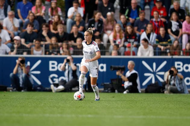 Fußball I Frauen I Saison 2026-2027 I Bundesliga I 4. Spieltag I Bayer 04 Leverkusen - FC Bayern München I 14.09.2026 Giulia Gwinn (7, FC Bayern München) dribbelt mit dem Ball. Leverkusen Ulrich-Haberland-Stadion Nordrhein-Westfalen Deutschland