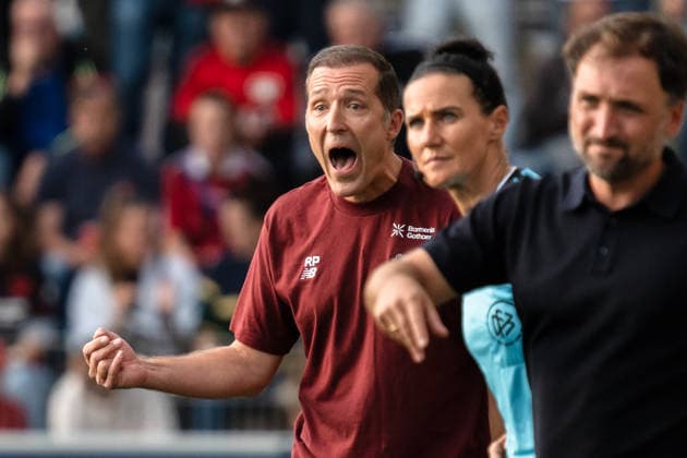 Deutschland: Google Pixel Frauen-Bundesliga 2026 27, 4. Spieltag - Bayer 04 Leverkusen vs. FC Bayern München - 14.09.2026 - Ulrich-Haberland-Stadion Roberto Pätzold (Cheftrainer Bayer 04 Leverkusen) Jose Barcala (Cheftrainer FC Bayern München) Frust Ärger Emotionen Traurig