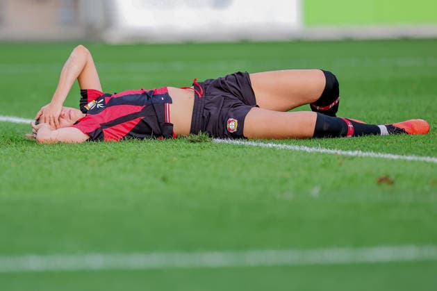 14.09.2026, Fußball, 1. Frauen Bundesliga, Bayer 04 Leverkusen - FC Bayern München, 4. Spieltag, Ulrich-Haberland-Stadion, Saison 2026 27: Selina Ostermeier (Bayer 04 Leverkusen 02) verletzt auf dem Spielfeld und muss medizinisch behandelt werden - verletzt aufgrund Benommenheit Verletzung das Spielfeld DFB regulations prohibit any use of photographs as image sequences and or quasi-video. Nordrhein-Westfalen Deutschland