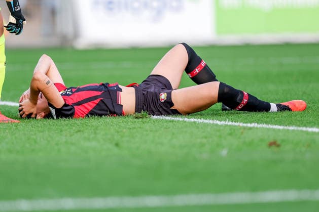 14.09.2026, Fußball, 1. Frauen Bundesliga, Bayer 04 Leverkusen - FC Bayern München, 4. Spieltag, Ulrich-Haberland-Stadion, Saison 2026 27: Selina Ostermeier (Bayer 04 Leverkusen 02) verletzt auf dem Spielfeld und muss medizinisch behandelt werden - verletzt aufgrund Benommenheit Verletzung das Spielfeld DFB regulations prohibit any use of photographs as image sequences and or quasi-video. Nordrhein-Westfalen Deutschland