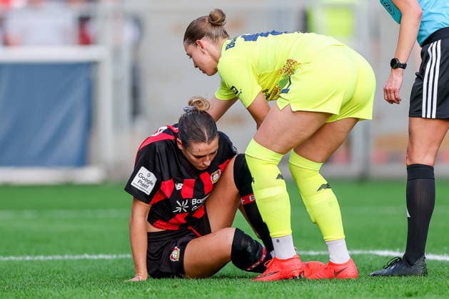 14.09.2026, Fußball, 1. Frauen Bundesliga, Bayer 04 Leverkusen - FC Bayern München, 4. Spieltag, Ulrich-Haberland-Stadion, Saison 2026 27: Selina Ostermeier (Bayer 04 Leverkusen 02) verletzt auf dem Spielfeld und muss medizinisch behandelt werden - verletzt aufgrund Benommenheit Verletzung das Spielfeld DFB regulations prohibit any use of photographs as image sequences and or quasi-video. Nordrhein-Westfalen Deutschland