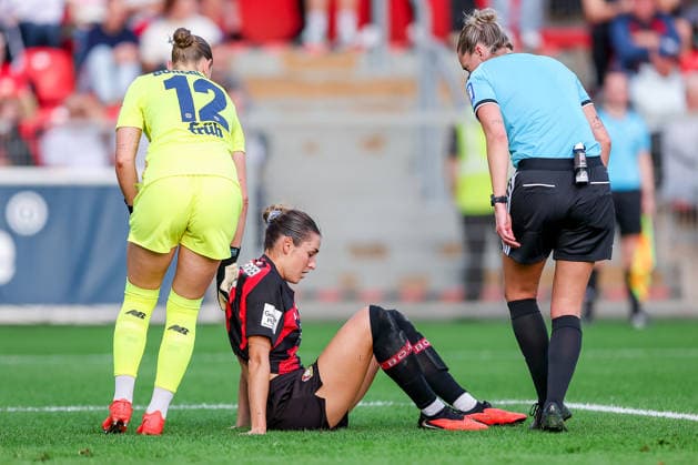 14.09.2026, Fußball, 1. Frauen Bundesliga, Bayer 04 Leverkusen - FC Bayern München, 4. Spieltag, Ulrich-Haberland-Stadion, Saison 2026 27: Selina Ostermeier (Bayer 04 Leverkusen 02) verletzt auf dem Spielfeld und muss medizinisch behandelt werden - verletzt aufgrund Benommenheit Verletzung das Spielfeld DFB regulations prohibit any use of photographs as image sequences and or quasi-video. Nordrhein-Westfalen Deutschland
