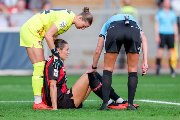 14.09.2026, Fußball, 1. Frauen Bundesliga, Bayer 04 Leverkusen - FC Bayern München, 4. Spieltag, Ulrich-Haberland-Stadion, Saison 2026 27: Selina Ostermeier (Bayer 04 Leverkusen 02) verletzt auf dem Spielfeld und muss medizinisch behandelt werden - verletzt aufgrund Benommenheit Verletzung das Spielfeld DFB regulations prohibit any use of photographs as image sequences and or quasi-video. Nordrhein-Westfalen Deutschland