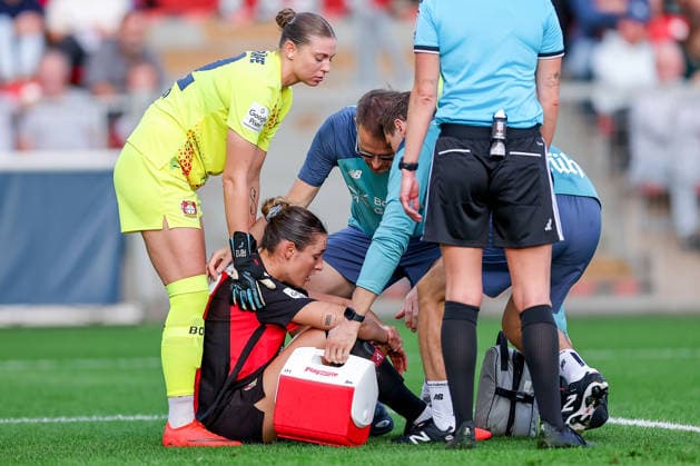 14.09.2026, Fußball, 1. Frauen Bundesliga, Bayer 04 Leverkusen - FC Bayern München, 4. Spieltag, Ulrich-Haberland-Stadion, Saison 2026 27: Selina Ostermeier (Bayer 04 Leverkusen 02) verletzt auf dem Spielfeld und muss medizinisch behandelt werden - verletzt aufgrund Benommenheit Verletzung das Spielfeld DFB regulations prohibit any use of photographs as image sequences and or quasi-video. Nordrhein-Westfalen Deutschland