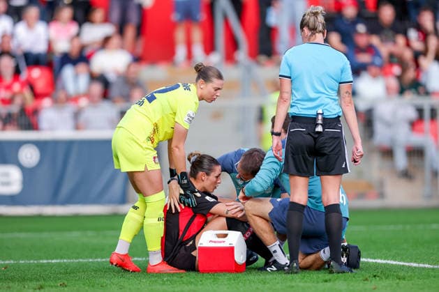 14.09.2026, Fußball, 1. Frauen Bundesliga, Bayer 04 Leverkusen - FC Bayern München, 4. Spieltag, Ulrich-Haberland-Stadion, Saison 2026 27: Selina Ostermeier (Bayer 04 Leverkusen 02) verletzt auf dem Spielfeld und muss medizinisch behandelt werden - verletzt aufgrund Benommenheit Verletzung das Spielfeld DFB regulations prohibit any use of photographs as image sequences and or quasi-video. Nordrhein-Westfalen Deutschland