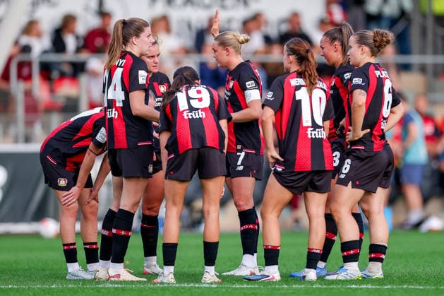 14.09.2026, Fußball, 1. Frauen Bundesliga, Bayer 04 Leverkusen - FC Bayern München, 4. Spieltag, Ulrich-Haberland-Stadion, Saison 2026 27: Selina Ostermeier (Bayer 04 Leverkusen 02) verletzt auf dem Spielfeld und muss medizinisch behandelt werden - verletzt aufgrund Benommenheit Verletzung das Spielfeld DFB regulations prohibit any use of photographs as image sequences and or quasi-video. Nordrhein-Westfalen Deutschland