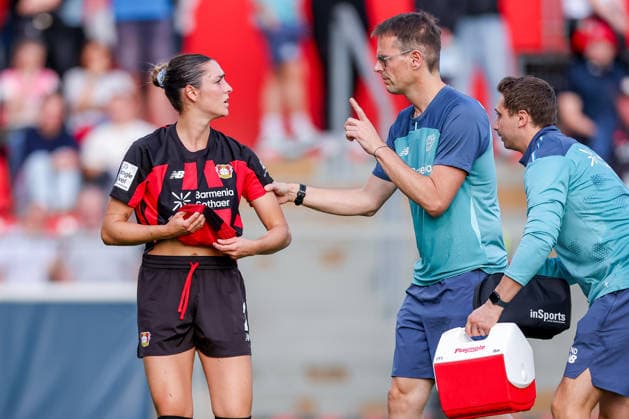 14.09.2026, Fußball, 1. Frauen Bundesliga, Bayer 04 Leverkusen - FC Bayern München, 4. Spieltag, Ulrich-Haberland-Stadion, Saison 2026 27: Selina Ostermeier (Bayer 04 Leverkusen 02) verletzt auf dem Spielfeld und muss medizinisch behandelt werden - verletzt aufgrund Benommenheit Verletzung das Spielfeld DFB regulations prohibit any use of photographs as image sequences and or quasi-video. Nordrhein-Westfalen Deutschland