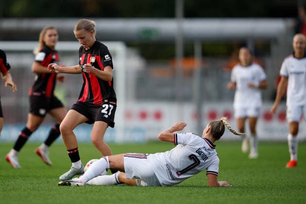 Fußball I Frauen I Saison 2026-2027 I Bundesliga I 4. Spieltag I Bayer 04 Leverkusen - FC Bayern München I 14.09.2026 Giulia Gwinn (7, FC Bayern München) versucht am Boden den Ball zu spielen und ist mit Marlene Müller (27, Bayer 04 Leverkusen) im Duell um den Ball Leverkusen Ulrich-Haberland-Stadion Nordrhein-Westfalen Deutschland