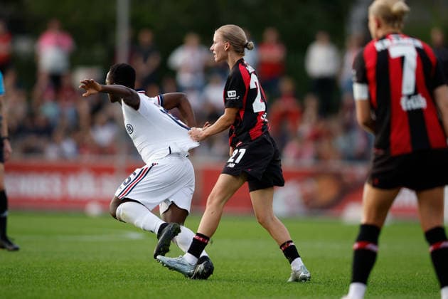 Fußball I Frauen I Saison 2026-2027 I Bundesliga I 4. Spieltag I Bayer 04 Leverkusen - FC Bayern München I 14.09.2026 Marlene Müller (27, Bayer 04 Leverkusen) zieht am Trikot von Bernadette Amani (15, FC Bayern München) Leverkusen Ulrich-Haberland-Stadion Nordrhein-Westfalen Deutschland