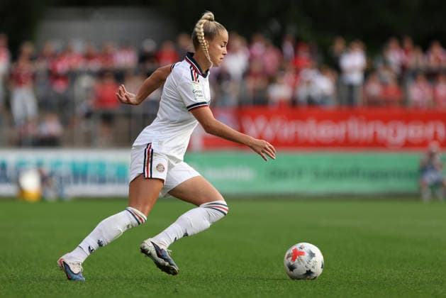 Giulia Gwinn (FC Bayern Muenchen) in Aktion, am Ball, Einzelaktion waehrend des Spiels der Frauen Bundesliga zwischen Bayer 04 Leverkusen und FC Bayern Muenchen, Ulrich-Haberland-Stadion am 14. September 2026 in Leverkusen, Deutschland. (Foto von Oliver Kaelke DeFodi Images) +++ Giulia Gwinn (FC Bayern Muenchen) controls the ball during the Bundesliga match between Bayer 04 Leverkusen and FC Bayern Muenchen at Ulrich-Haberland-Stadion on September 14, 2026 in Leverkusen, Germany. (Photo by Oliver Kaelke DeFodi Images) DFB DFL REGULATIONS PROHIBIT ANY USE OF PHOTOGRAPHS AS IMAGE SEQUENCES AND OR QUASI-VIDEO. (Photo by Oliver Kaelke DeFodi Images) -