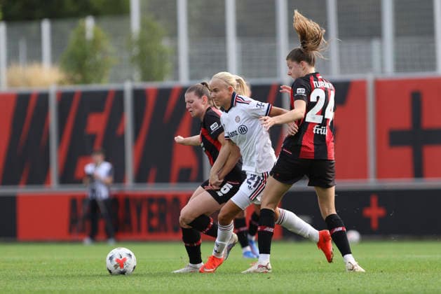 Claudia Wenger (Bayer 04 Leverkusen), Pernille Harder (FC Bayern Muenchen) und Lilla Turanyi (Bayer 04 Leverkusen) im Zweikampf waehrend des Spiels der Frauen Bundesliga zwischen Bayer 04 Leverkusen und FC Bayern Muenchen, Ulrich-Haberland-Stadion am 14. September 2026 in Leverkusen, Deutschland. (Foto von Oliver Kaelke DeFodi Images) +++ Claudia Wenger (Bayer 04 Leverkusen), Pernille Harder (FC Bayern Muenchen) und Lilla Turanyi (Bayer 04 Leverkusen) battle for the ball during the Bundesliga match between Bayer 04 Leverkusen and FC Bayern Muenchen at Ulrich-Haberland-Stadion on September 14, 2026 in Leverkusen, Germany. (Photo by Oliver Kaelke DeFodi Images) DFB DFL REGULATIONS PROHIBIT ANY USE OF PHOTOGRAPHS AS IMAGE SEQUENCES AND OR QUASI-VIDEO. (Photo by Oliver Kaelke DeFodi Images) -