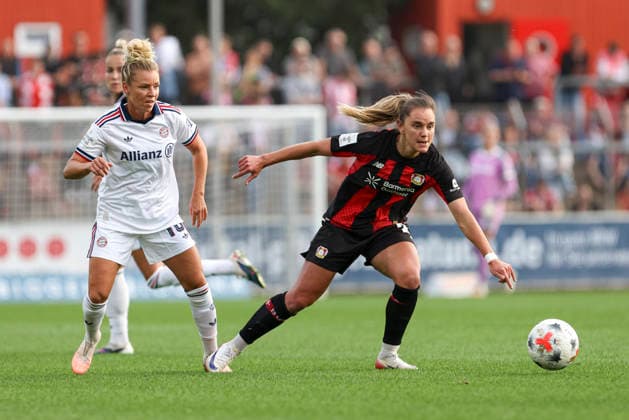 Linda Dallmann (FC Bayern Muenchen) und Paulina Tomasiak (Bayer 04 Leverkusen) im Zweikampf waehrend des Spiels der Frauen Bundesliga zwischen Bayer 04 Leverkusen und FC Bayern Muenchen, Ulrich-Haberland-Stadion am 14. September 2026 in Leverkusen, Deutschland. (Foto von Oliver Kaelke DeFodi Images) +++ Linda Dallmann (FC Bayern Muenchen) und Paulina Tomasiak (Bayer 04 Leverkusen) battle for the ball during the Bundesliga match between Bayer 04 Leverkusen and FC Bayern Muenchen at Ulrich-Haberland-Stadion on September 14, 2026 in Leverkusen, Germany. (Photo by Oliver Kaelke DeFodi Images) DFB DFL REGULATIONS PROHIBIT ANY USE OF PHOTOGRAPHS AS IMAGE SEQUENCES AND OR QUASI-VIDEO. (Photo by Oliver Kaelke DeFodi Images) -